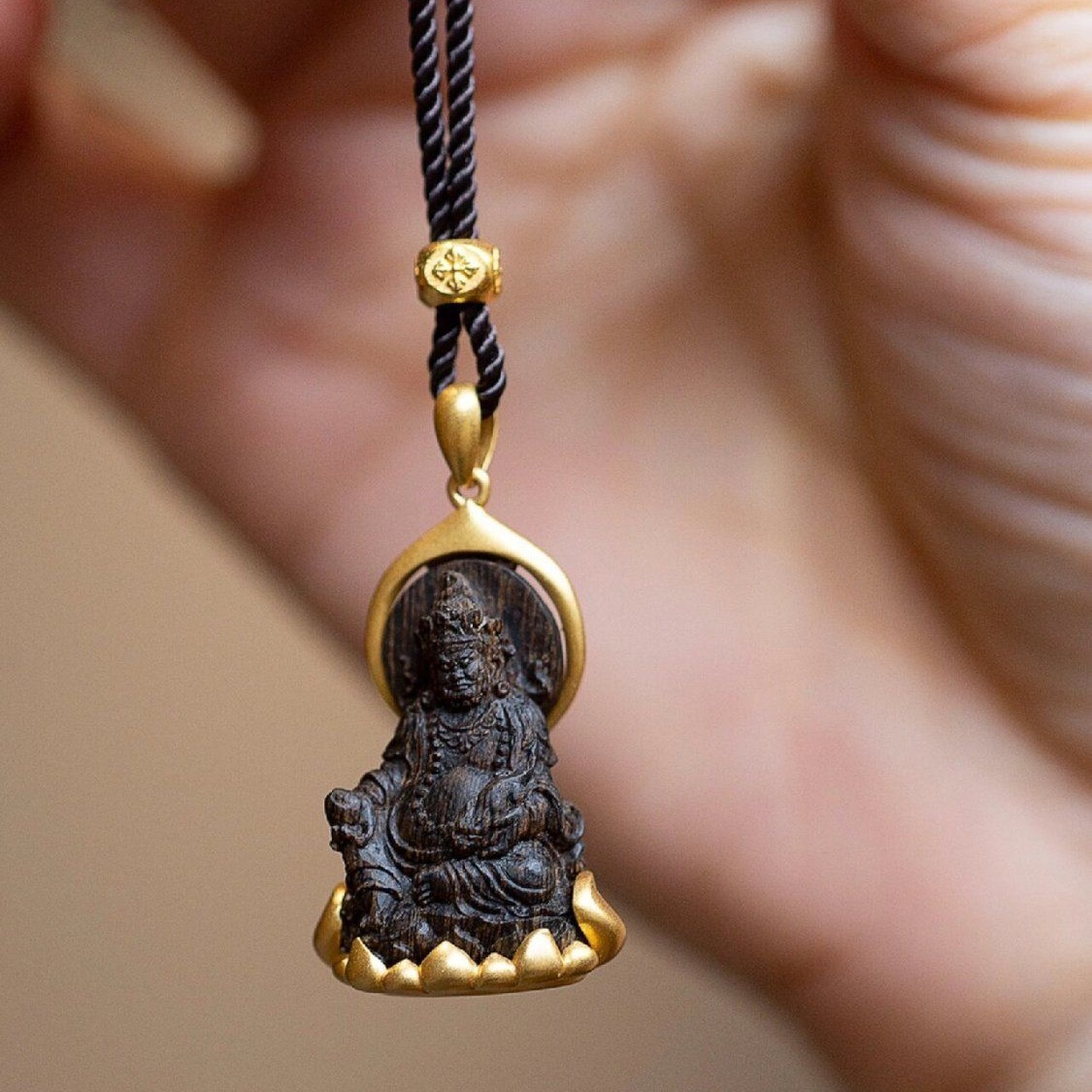 Ethnic Fashion Meaning - Pendentif Bouddha Porte-Bonheur Jaune, Symbole de