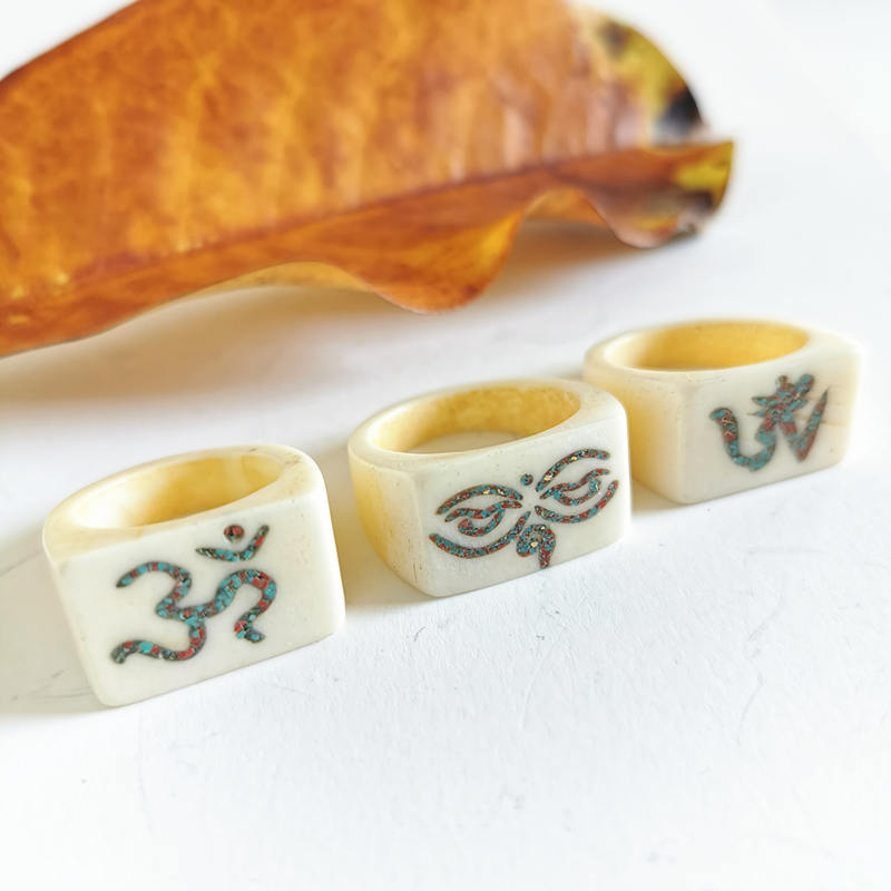 Ethnic Fashion Com - Bague avec symboles d'amulette tibétaine pour